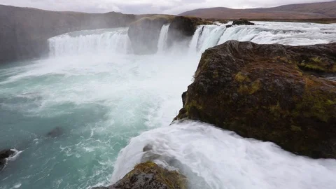 Powerful raging whitewater waterfall falling forcefully over a rocky Vidéo 96253347