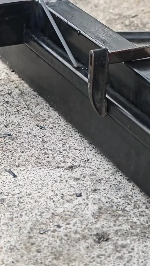 Powerful reciprocating saw slicing through metal structure, generating intense Vidéo 315355615