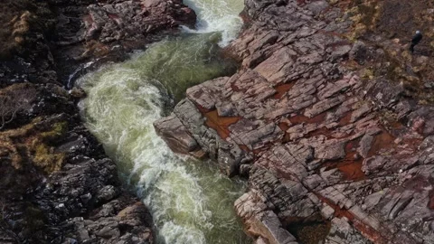 Powerful river etive flowing through rocky glencoe canyon 库存影片 334061080