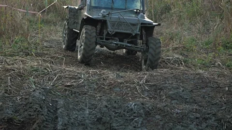 A powerful off-road UTV covered in dirt emerges Vídeo Stock 344876555