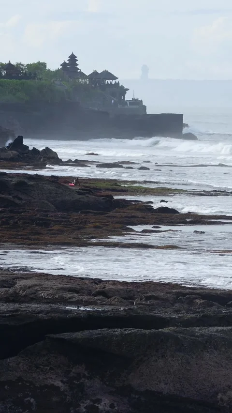 Powerful Sea Boulder In Front With Temple Background And Rough Waves 스톡 동영상 330974312