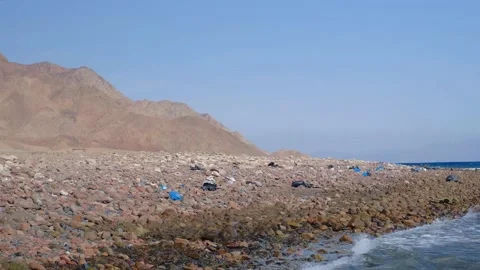 Powerful sea waves break on the coast of the Red Sea. Waves crash on a pebble be Vídeo Stock 236571126