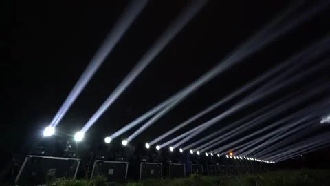Powerful Searchlight Beams Illuminating the Night Sky During an Outdoor Event Stockbeeldmateriaal 334040189