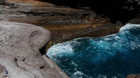 Powerful shot waves on the rocks Vidéo 43858315