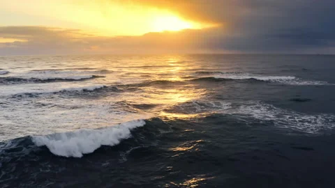 Powerful Stormy Ocean Waves. Dramatic Ocean Blue energy and clear ocean water Vidéo 167334098