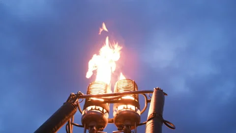 Powerful streams of fire erupt from the burner of the balloon Vídeos de archivo 155614330
