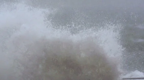 The powerful surf on the waterfront in the snow. Slow motion. Vídeo Stock 65299189