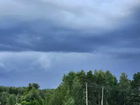 Powerful thunderfront over treetops, hazardous weather conditions monitoring Foto stock