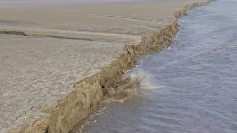 Powerful Tidal Bore Eroding Cracked Muddy Riverbanks Qiantang River China 스톡 동영상 339593428