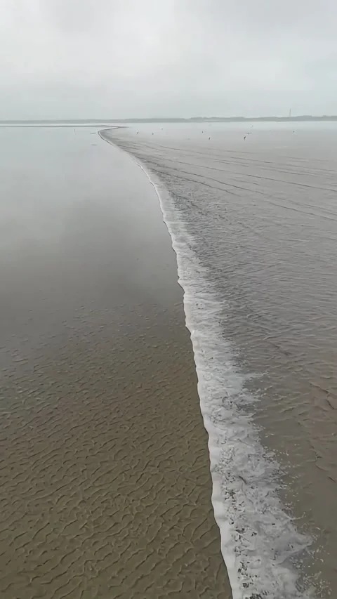 Powerful Tidal Bore Sweeping Across Qiantang River, Hangzhou, Zhejiang, China Видео 337380738