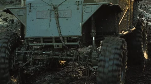 A powerful UTV plows through thick, wet mud. Close-up on dirty suspension Vídeo Stock 344876856