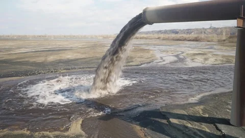 Powerful waste stream from the pipe. Video stock 309444201