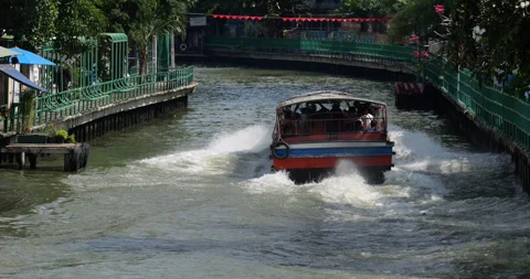 Powerful water bus boat navigating the Saen Saep canal, rear view 库存影片 326375914