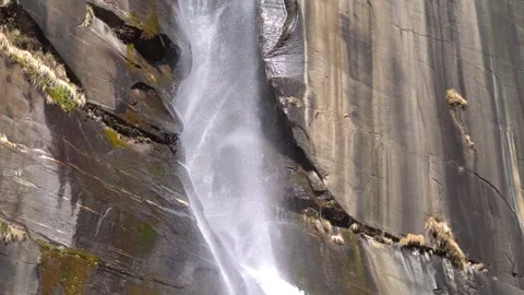 Powerful waterfall cascades down rocky cliff face. Vídeos de archivo 335713217