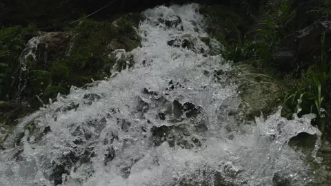 Powerful Waterfall Cascading Down Mossy Rocks in Lush Forest Vídeos de archivo 335578827