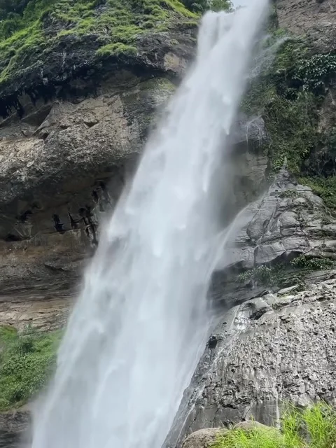 Powerful Waterfall Cascading Down Rocky Mountain Cliff Vídeos de archivo 341320288