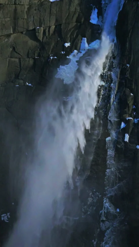 Powerful Waterfall Cascading Down Steep Granite Cliff Face in Winter Видео 342940554