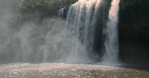 Powerful waterfall, mist rising. Rainbow Falls, Kerikeri, NZ 스톡 동영상 299954763