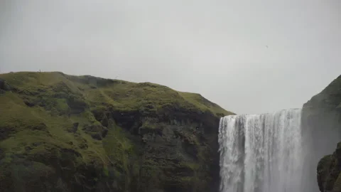 Powerful waterfall over green cliffs in Iceland Vídeo Stock 171549139
