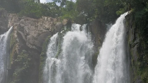 Powerful Waterfall in Rain Forest Stockbeeldmateriaal 117086060
