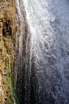 Powerful Waterfall Splashing Down Steep Rocky Cliff in Natural Environment Foto stock