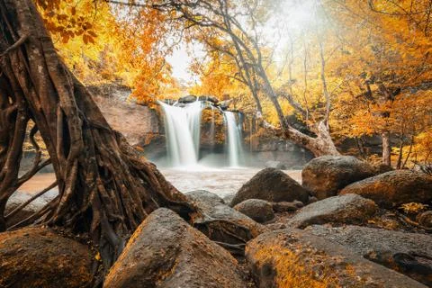 Powerful waterfall surrounded by trees and rocks Foto stock