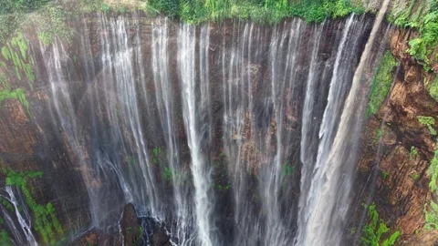 Powerful waterfalls cascade down mossy cliffs 스톡 동영상 346254431