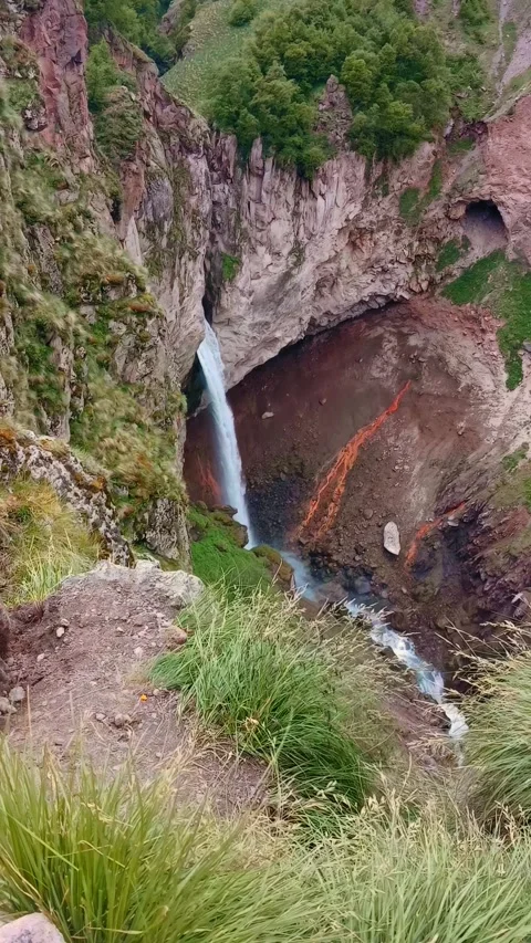 The powerful waterfalls flow gracefully down the steep cliffs, surrounded by Stockbeeldmateriaal 312818542