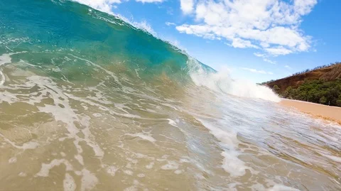 Powerful Wave Breaking On A Beach Close Up Vidéo 120667161