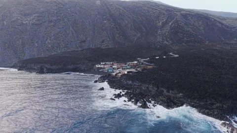 Powerful waves breaking against rocky La Palma coastline, volcanic landscape 스톡 동영상 308417924