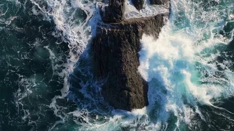 Powerful Waves Breaking Into The Rocks Of Beach 動画素材 287743721