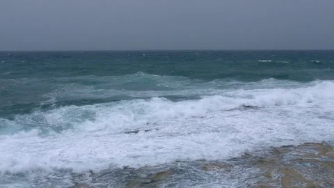 Powerful waves at coast 库存影片 89134908