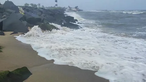 Powerful Waves Colliding with Stones Along India's Shoreline Stockbeeldmateriaal 270858053