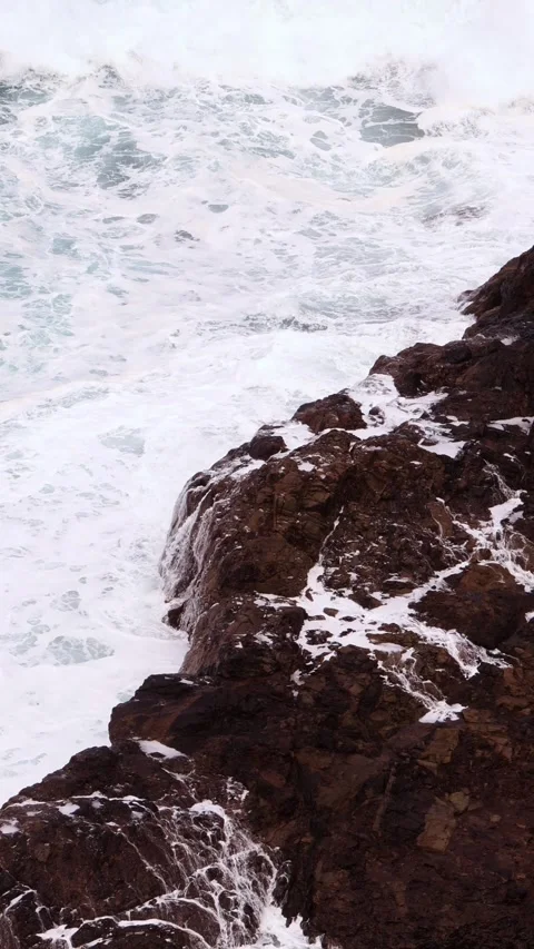 Powerful Waves Crashing Over Volcanic Rocks Tenerife Vídeos de archivo 331862267