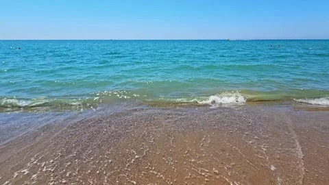 Powerful waves of the Mediterranean Sea crashing on the sandy beaches of Turkey. 库存影片 342561069