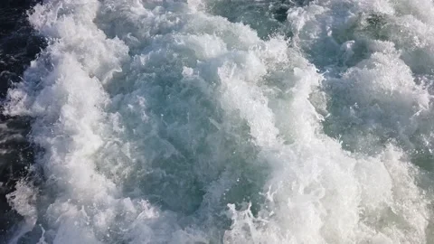 Powerful waves pulled out from fast moving boat, huge stream of blue water. Vidéo 134601685