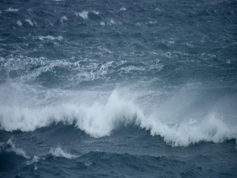 Powerful waves on the surface of ocean 库存影片 73296636