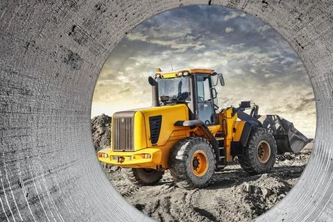 Powerful wheel loader or bulldozer working on a quarry or construction site.. 스톡 사진
