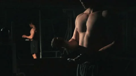 Powerlifter using magnesia to prepare for training at gym 스톡 동영상 68414750