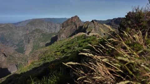 PR1 Pico do Areeiro to Pico Ruivo Trail, Madeira Spring Mountains Vidéo 345019781