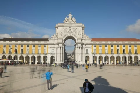Praca do Comercio in Lisbon, Straight-On Daytime Timelapse Stockbeeldmateriaal 125096718