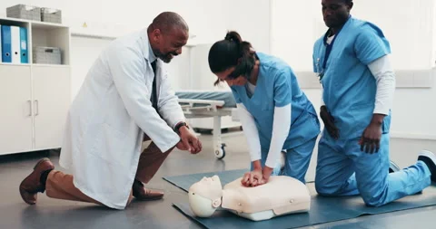 Practice, cpr dummy and doctor with students for learning first aid, rescue and 库存影片 344305531