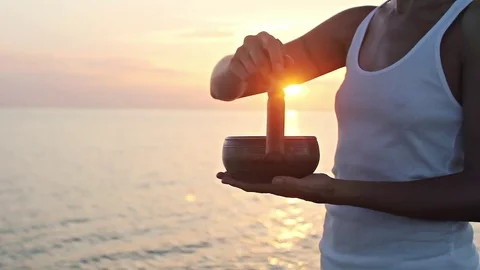 Practice with singing bowl at the beach Vídeo Stock 76009996
