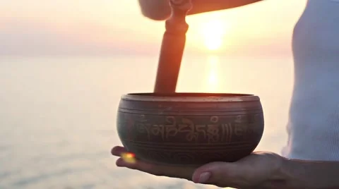 Practice with singing ritual bowl 動画素材 64365068