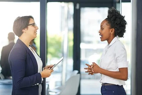 Practicing her presentation. Cropped shot of two businesswomen meeting outside Foto stock