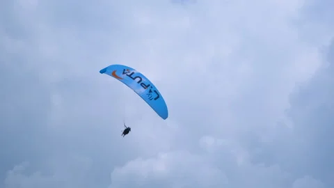 Practicing parasailing in blue sky. Vídeos de archivo 244347641