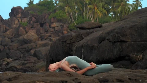 Practitioner changes position to easy fish asana slow motion Vidéo 112266338