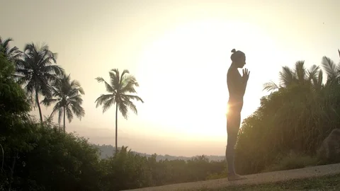 Practitioner stands in namaste mudra on track slow motion Vidéo 112264361