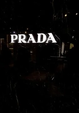 PRADA logo in front of their store in Paris Mall Foto stock