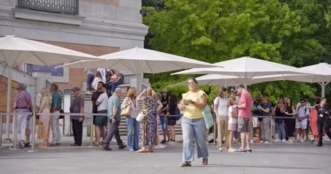 Prado Museum: Tourist Queue Video stock 249991381